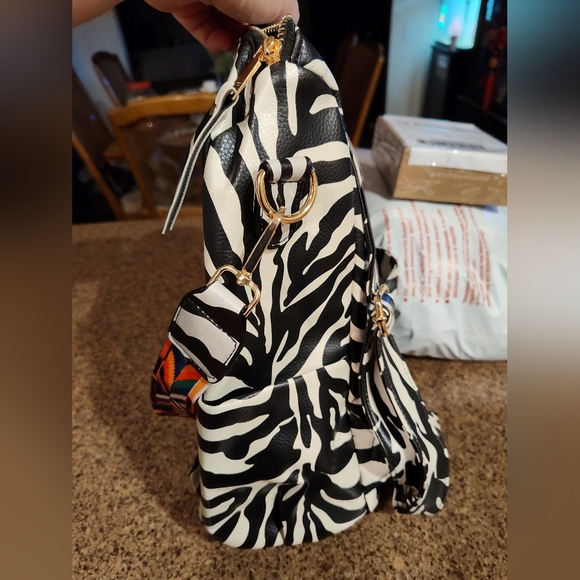 Zebra convertible backpack purse bag - Picture 5 of 6